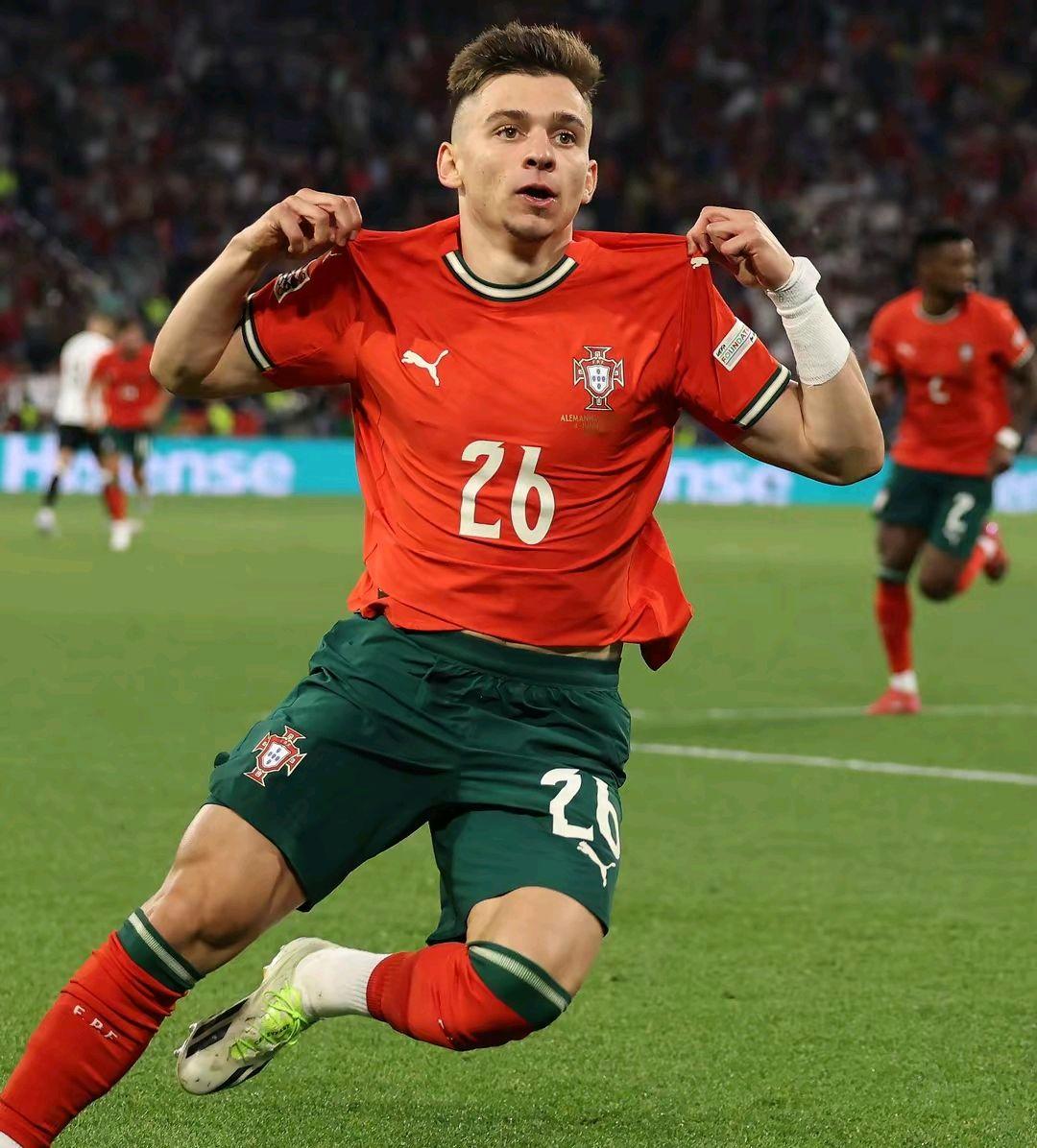  underhertailbythewill 